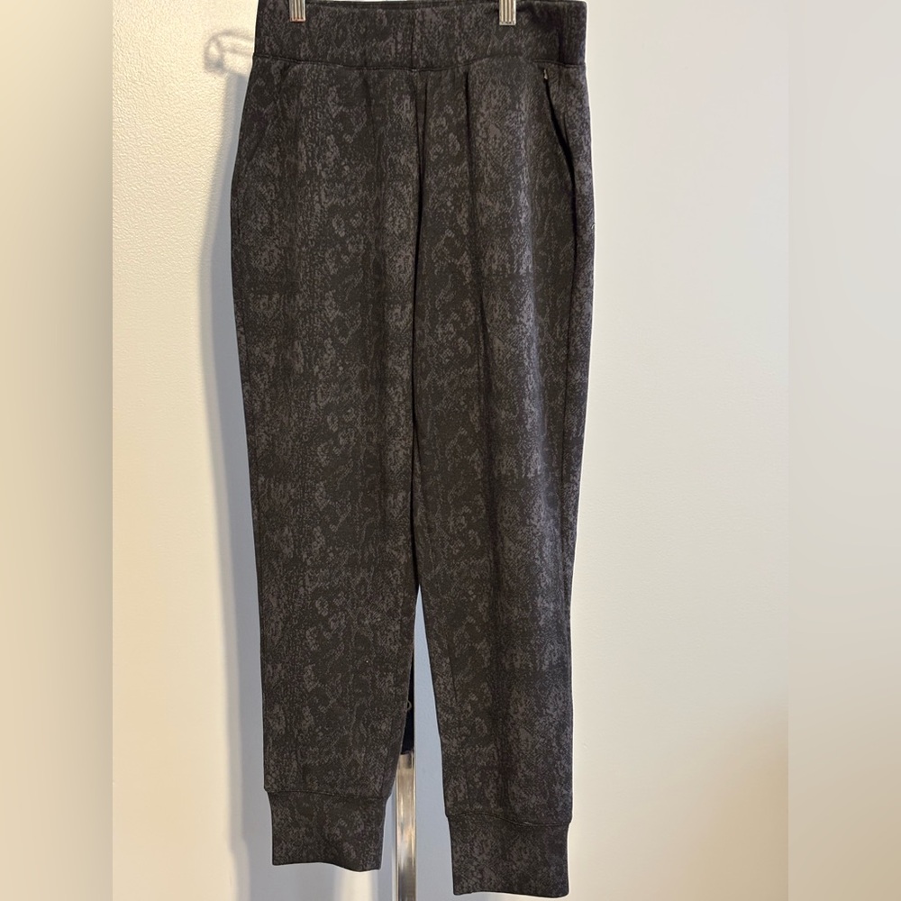 GAIAM Jogger Pants Women’s Size Small‎ Animal Print Grays Athletic Leisure